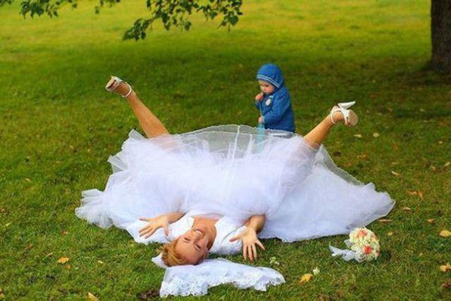 funny wedding photobombs (4)