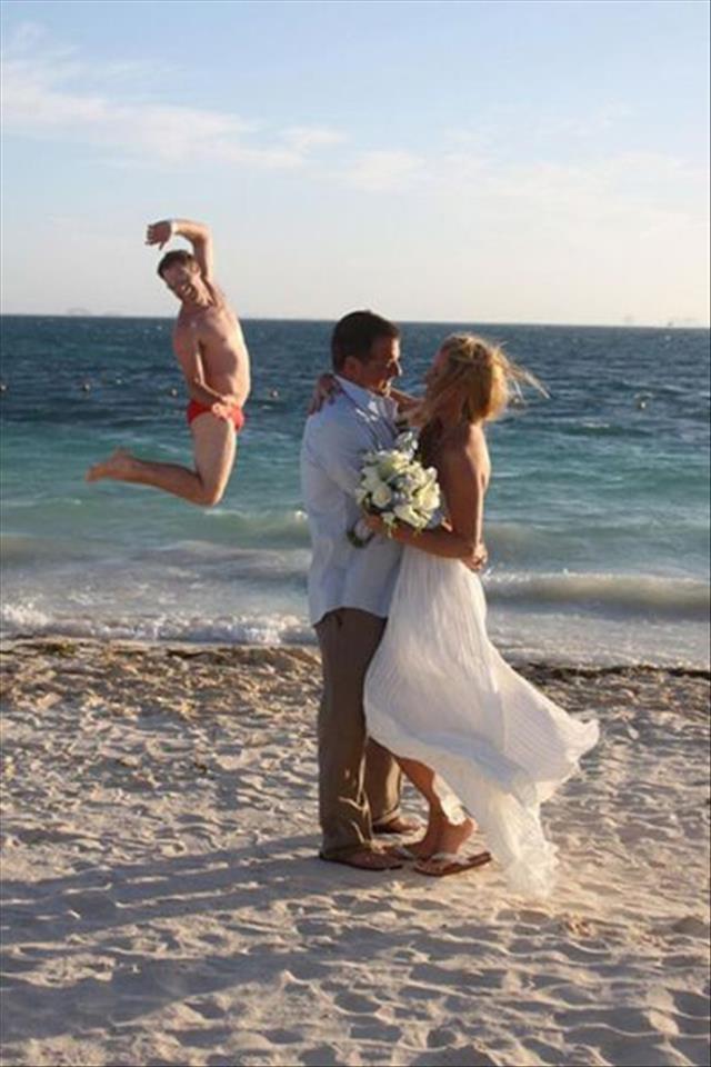 funny wedding photobombs (5)