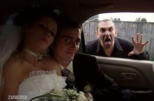 funny wedding photobombs (8)